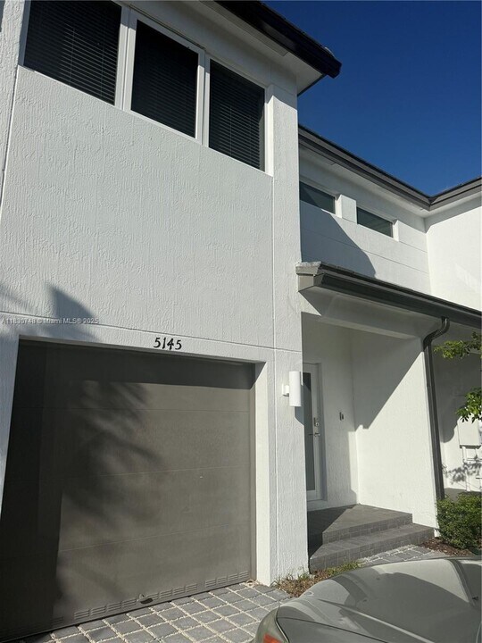 5145 SW 37th St in Pembroke Park, FL - Building Photo