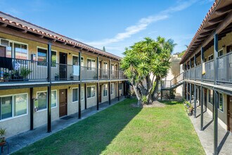 291 Avocado St. in Costa Mesa, CA - Foto de edificio - Building Photo