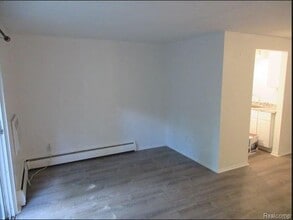 31831 Grand River Ave in Farmington, MI - Foto de edificio - Building Photo