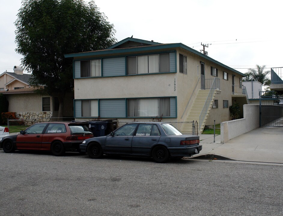 13922 Hawthorne Way in Hawthorne, CA - Building Photo