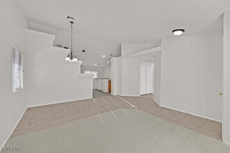 7504 Evening Falls Dr in Las Vegas, NV - Building Photo - Building Photo