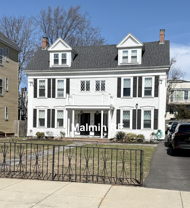 property at 920 E 4th St