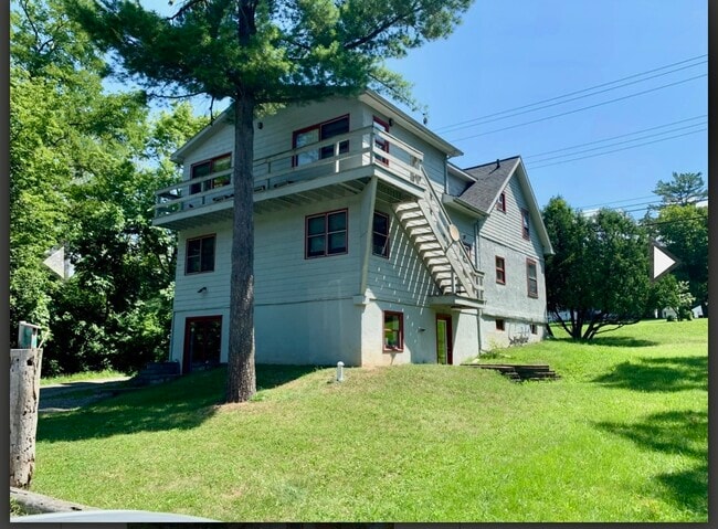 918 Danby Rd, Unit 918 unit#1 in Ithaca, NY - Foto de edificio - Building Photo