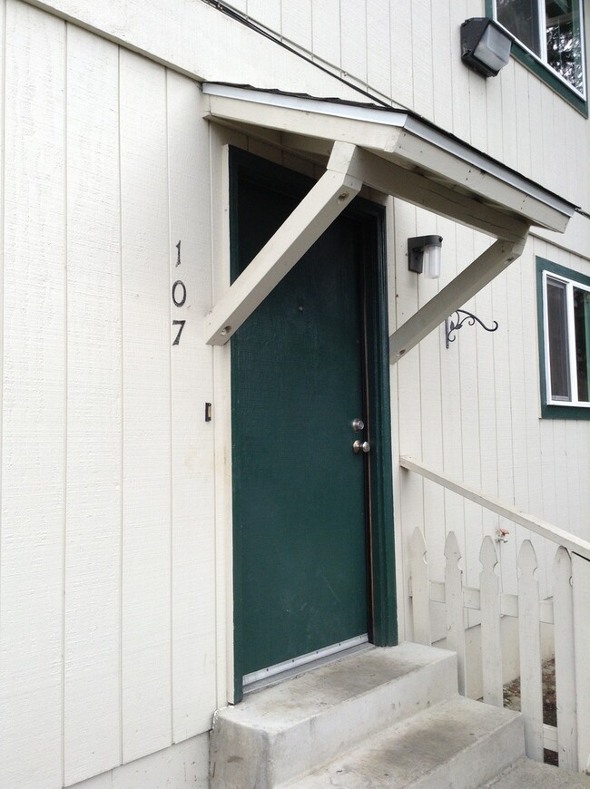 107 NE Atkinson Ct in Roseburg, OR - Building Photo - Building Photo