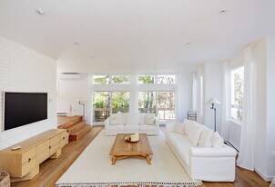 15 Augies Path in East Hampton, NY - Building Photo