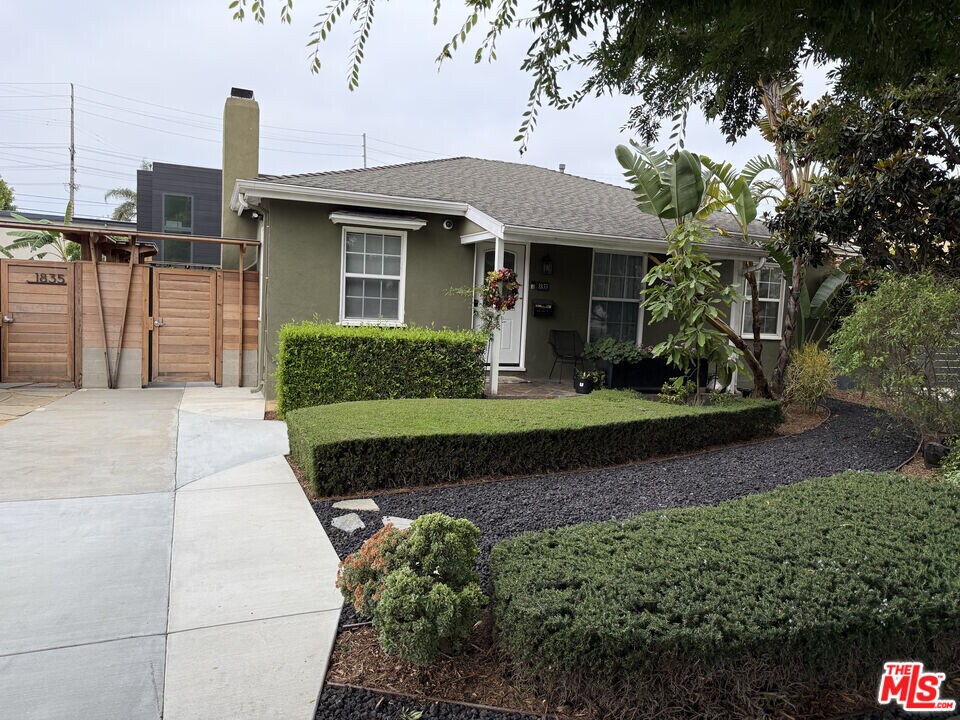 1833 Brockton Ave in Los Angeles, CA - Building Photo