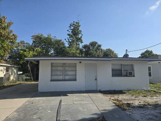 3135 Blount St in Ft. Myers, FL - Building Photo - Building Photo