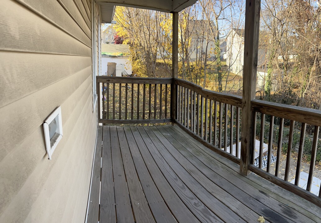 27 E 9th St in Derby, CT - Building Photo