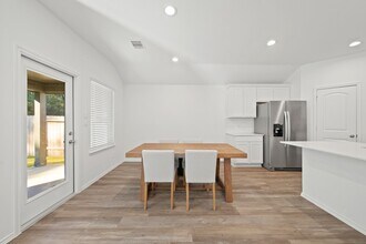 210 Bella Wy in Pinehurst, TX - Foto de edificio - Building Photo