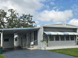 4927 4th St W in Bradenton, FL - Building Photo