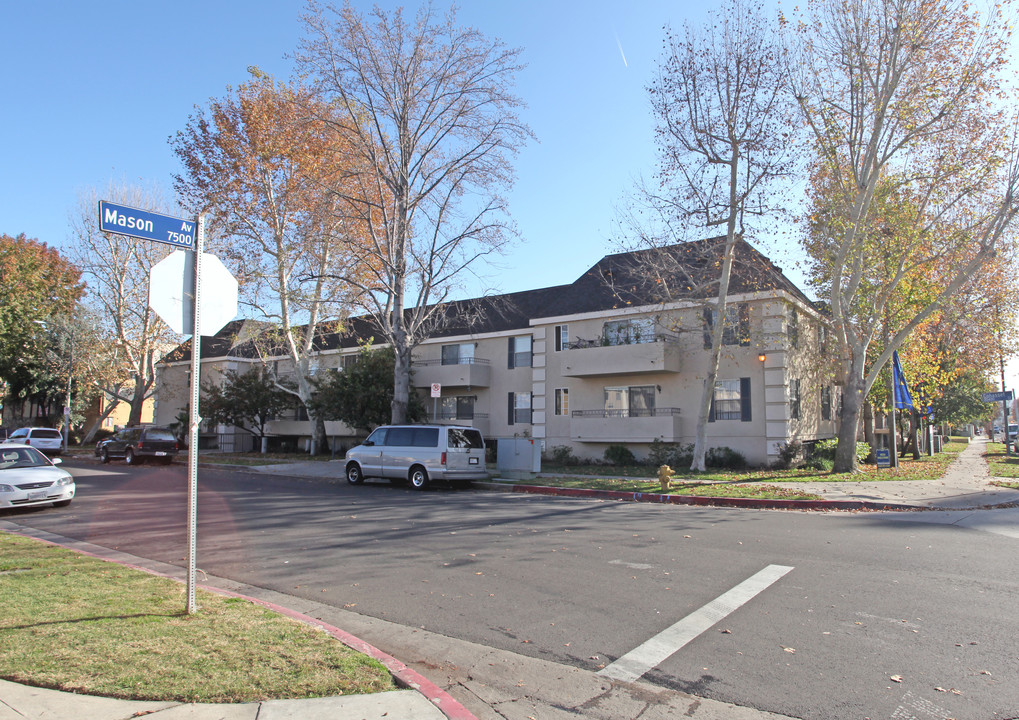 Parc Regency in Winnetka, CA - Building Photo