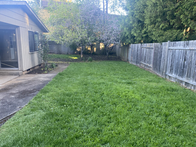 305 Rustic Pl in Eugene, OR - Building Photo - Building Photo