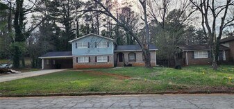 401 Barbashela Dr in Stone Mountain, GA - Building Photo