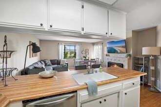 1121 Pittsfield Ln in Ventura, CA - Building Photo - Building Photo