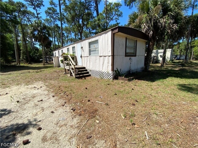 2045 Bahia Ln in North Fort Myers, FL - Building Photo - Building Photo