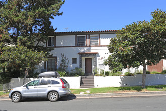 10809 Lindbrook Dr in Los Angeles, CA - Building Photo - Primary Photo