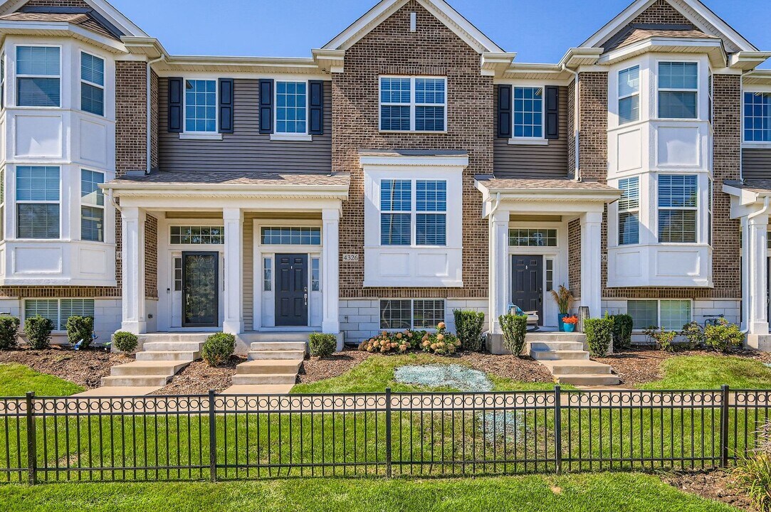 4326 Monroe Ave in Naperville, IL - Building Photo