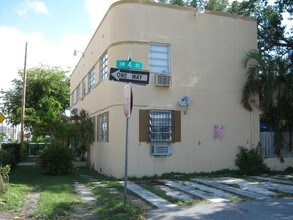 375 SW 19th Ave in Miami, FL - Building Photo - Building Photo