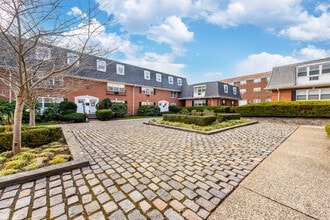 25 River Rd, Unit A-14 in Nutley, NJ - Foto de edificio - Building Photo