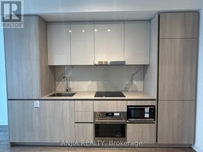 8 Interchange Wy in Vaughan, ON - Building Photo - Building Photo