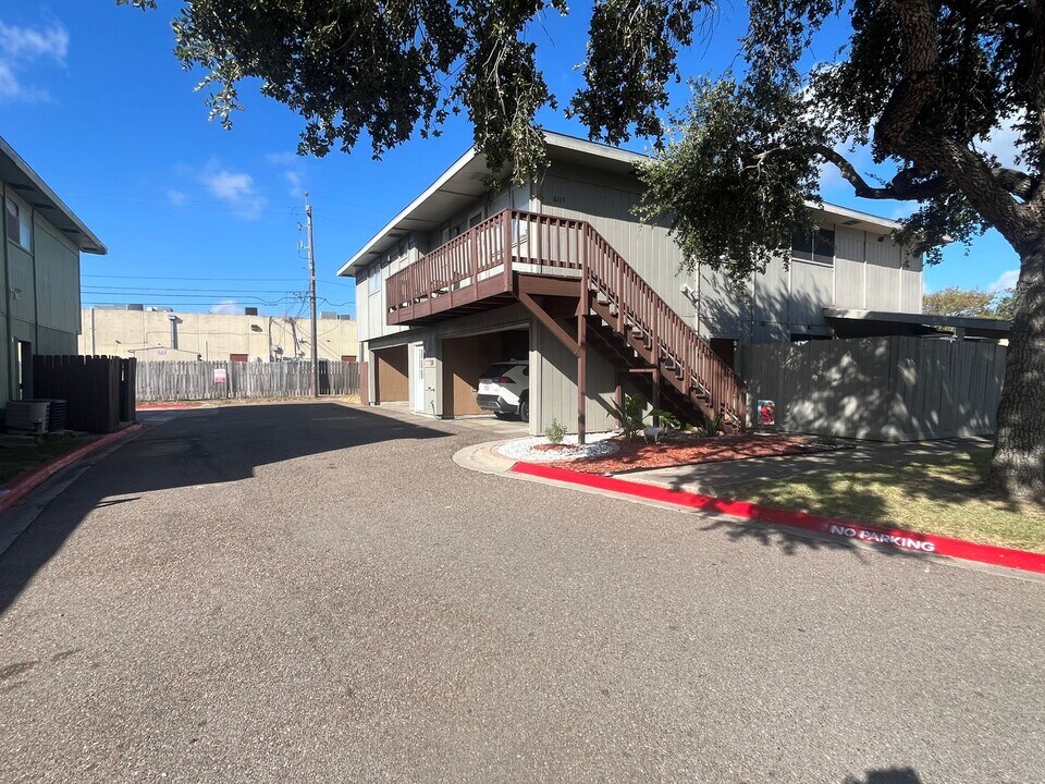6115 Hidden Cove in Corpus Christi, TX - Foto de edificio