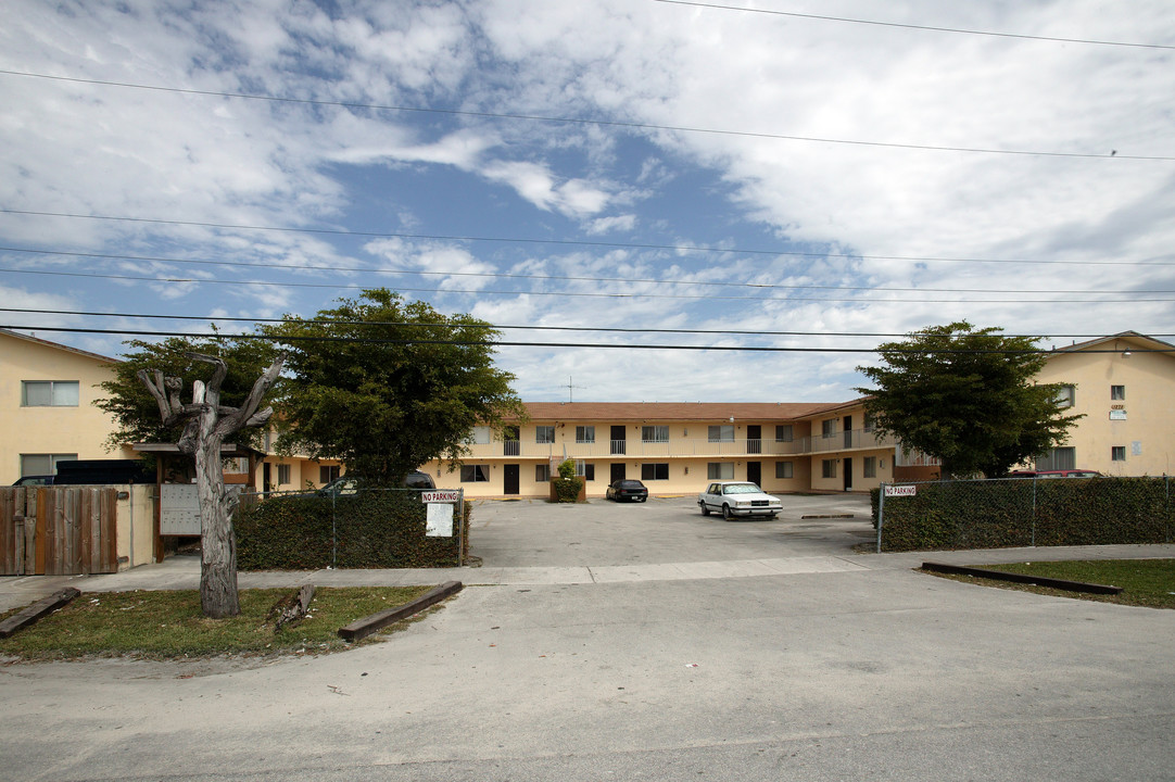 1275 W 26th Pl in Hialeah, FL - Building Photo