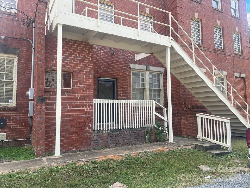 203 W Liberty St in York, SC - Building Photo