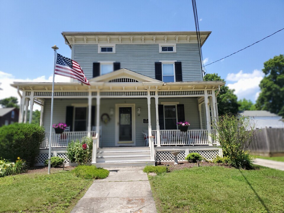 67 Elm St in Thomaston, CT - Building Photo