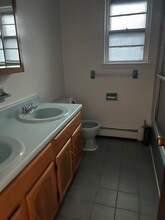 25-28 35th St, Unit 3 in Queens, NY - Foto de edificio - Building Photo