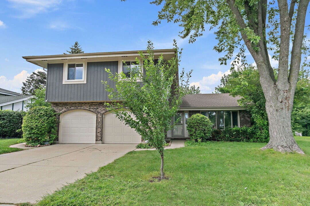 1126 Tiverton Ct in Schaumburg, IL - Building Photo