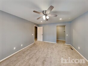 412 Harold Dr, Unit B1 in Burnsville, MN - Foto de edificio - Building Photo