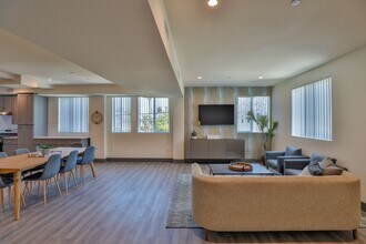 1155 W 36th Pl, Unit 2 in Los Angeles, CA - Building Photo - Building Photo