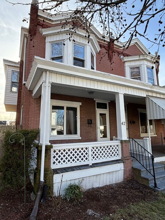 42 W 4th St in Pottstown, PA - Building Photo