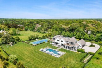 290 Lumber Ln in Bridgehampton, NY - Foto de edificio - Building Photo