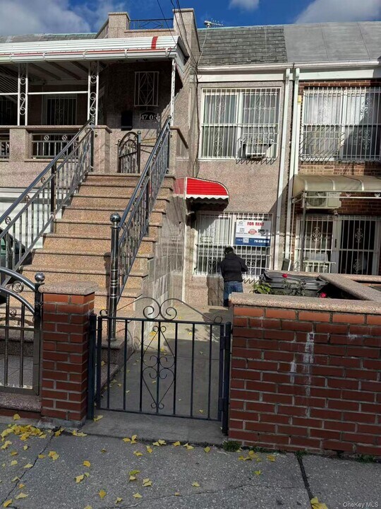 47-05 90th St in Queens, NY - Building Photo