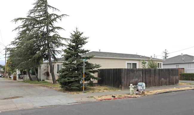 2 Clinton Ct in Redwood City, CA - Building Photo - Building Photo