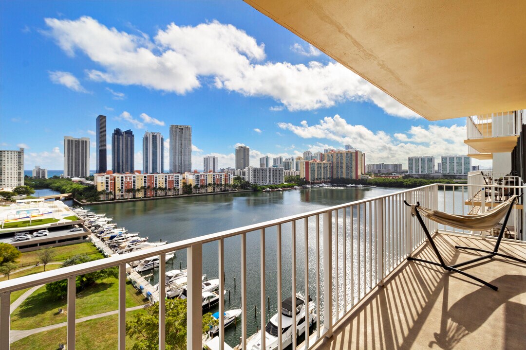 290 174th St in Sunny Isles Beach, FL - Building Photo