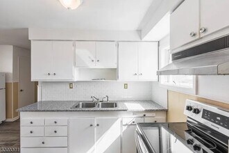 26 Schooleys Mountain Rd, Unit 2nd Floor in Long Valley, NJ - Building Photo - Building Photo