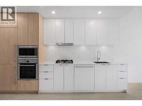 537 Cottonwood Ave in Coquitlam, BC - Building Photo - Building Photo