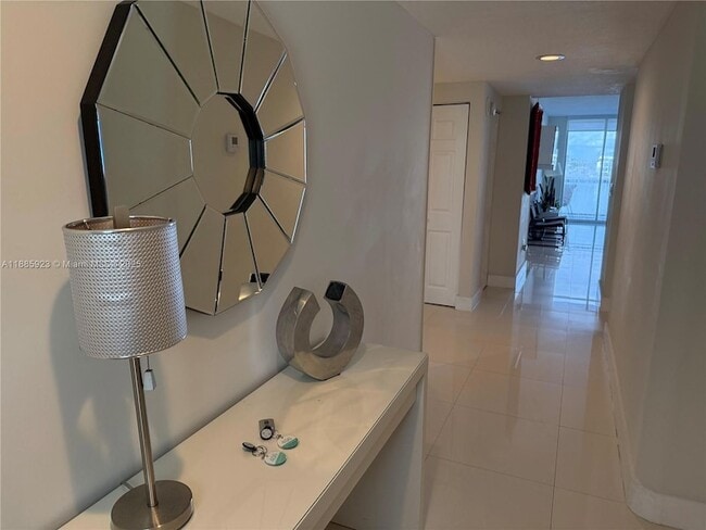17050 N Bay Rd, Unit 406 in Sunny Isles Beach, FL - Building Photo - Building Photo