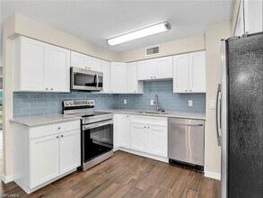 3 Knights Bridge Rd, Unit D417 in Naples, FL - Foto de edificio - Building Photo