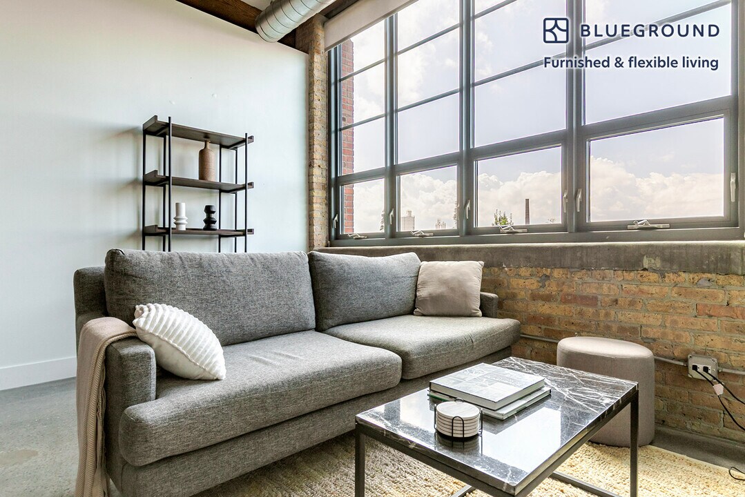 2061 N Southport Ave in Chicago, IL - Building Photo