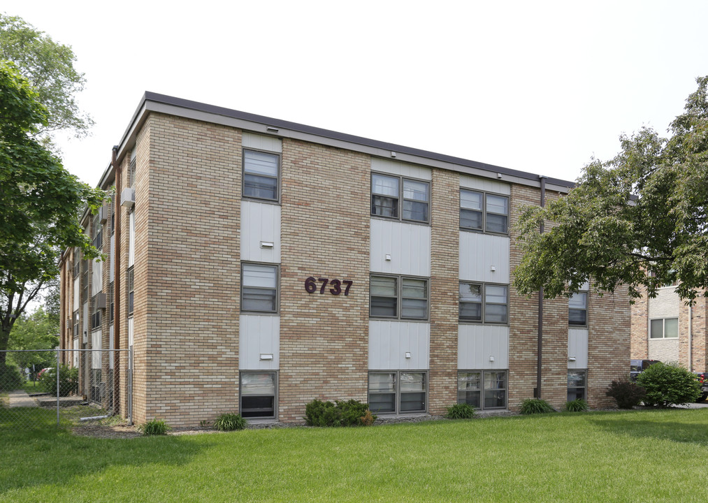 6737 Humboldt Ave N in Brooklyn Center, MN - Building Photo