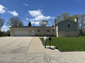8 G.K. Ln in Lincolnshire, IL - Building Photo