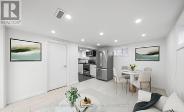 122 Longford Dr in Newmarket, ON - Building Photo - Building Photo