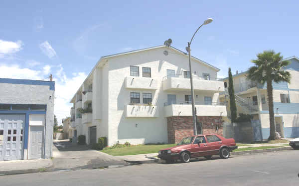 1212 Gladys Ave in Long Beach, CA - Foto de edificio - Building Photo