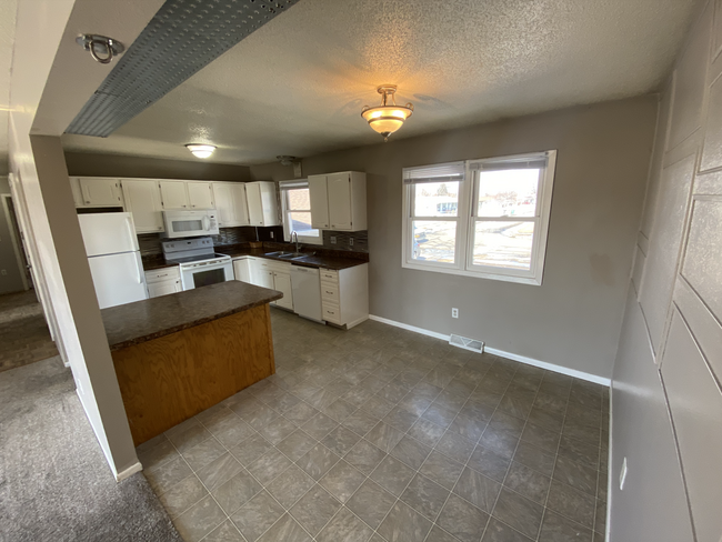 413 7th Ave E in West Fargo, ND - Foto de edificio - Building Photo