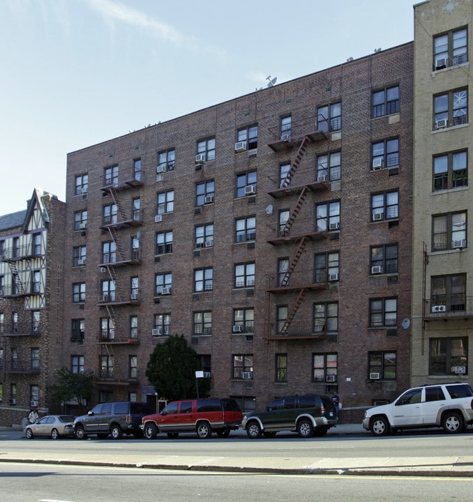 667 E 233rd St in Bronx, NY - Foto de edificio