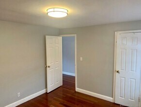 1070 E Main St, Unit 2 in Stamford, CT - Building Photo - Building Photo