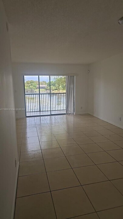 9022 NW 28th Dr, Unit 2-202 in Coral Springs, FL - Building Photo